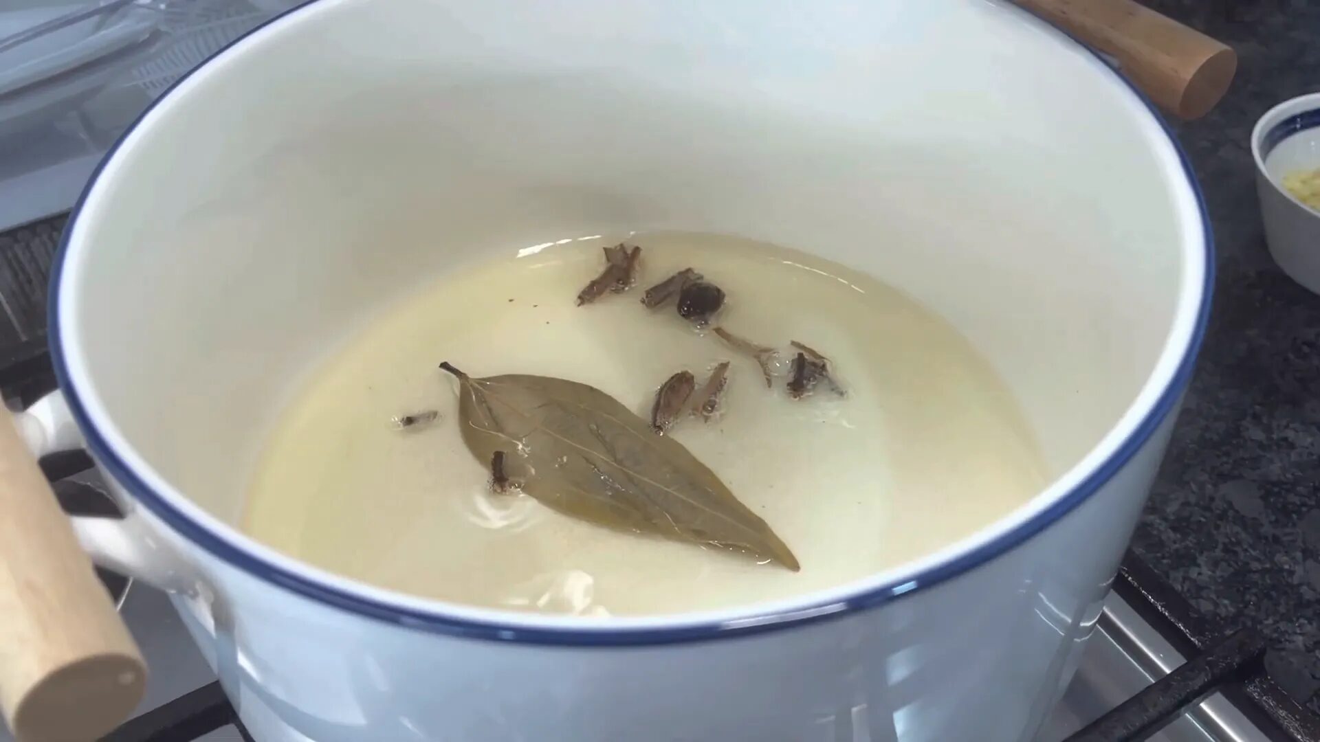 Tempering spices in oil